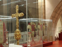 museo vitrina cruz grande de cerca (2)